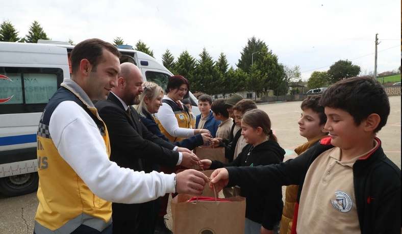 sakarya-buyuksehir-okul-ziyareti-nakil-ambulans.jpg