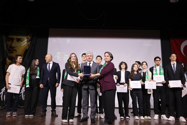 Genç tiyatrocuların sahne aldığı festivalde kazananlar belli oldu