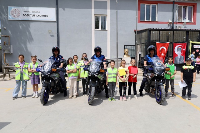 En renkli trafik etkinliği yine Büyükşehir’den: Güvenli trafiğin şartlarını ‘tebessümle’ öğrendiler