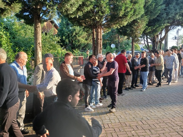 Budaklar'da Bayram Geleneği Sürüyor: Mahalle Halkı Toplu Bayramlaşmada Buluştu