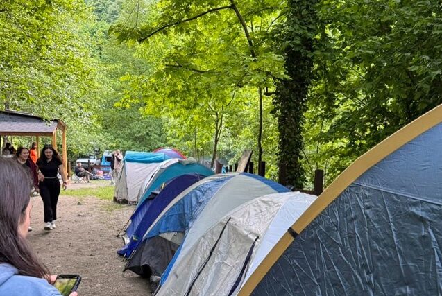 Çadır kampında rekreasyonun inceliklerini öğrendiler