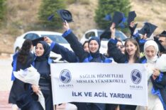 Sağlık Hizmetleri MYO’da mezuniyet coşkusu ve kep atma heyecanı