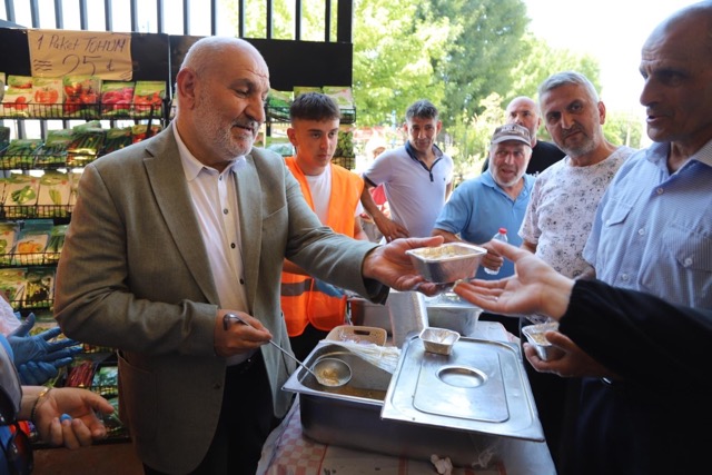 BAŞKAN İRFAN PÜSKÜLLÜ’DEN VATANDAŞLARA AŞURE İKRAMI
