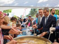 Büyükşehir bir günde 15 bin kişiye aşure bereketini ulaştırdı