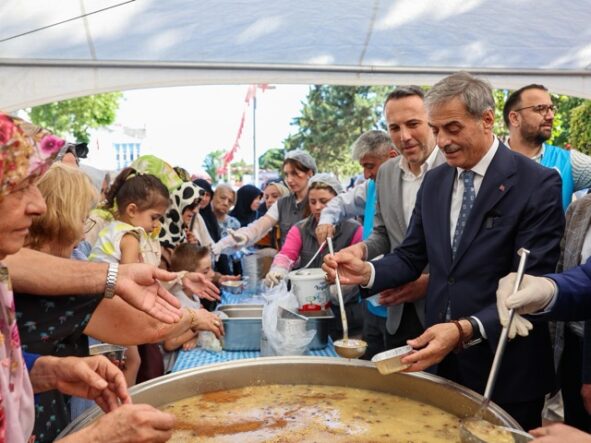 Büyükşehir bir günde 15 bin kişiye aşure bereketini ulaştırdı