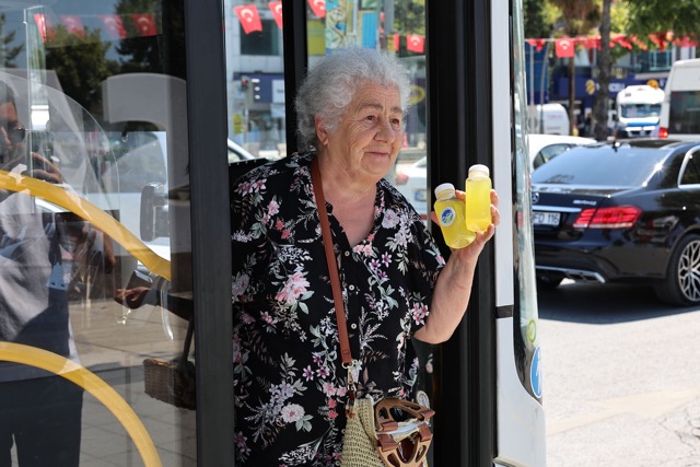 Büyükşehir yılın en sıcak gününde önce soğuk ikramla serinletti sonra uyardı