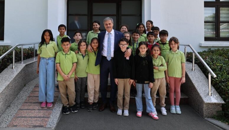 Başkan Yusuf Alemdar okulla ilk kez tanışan miniklere başarılar diledi