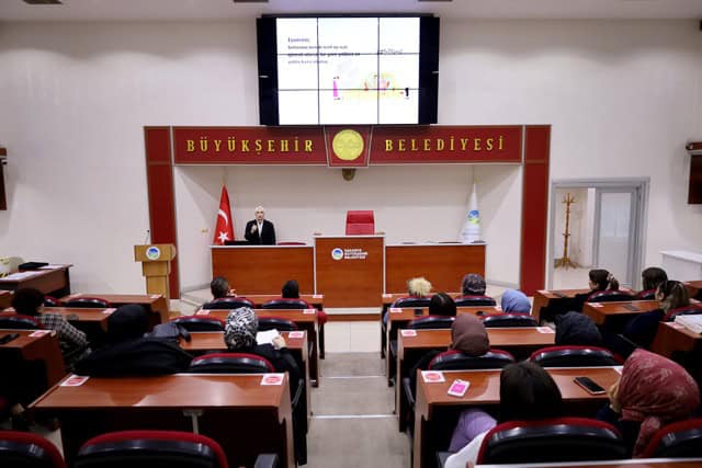 Basın toplantısı ve duyurular için ideal belediye merkezleri.