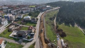 İnşaat ve altyapı çalışmalarıyla yeni konutlar ve ulaşım yolları inşa ediliyor.