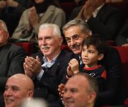 Düzenlenen etkinlikte katılımcılar güler yüzlü ve neşeli, keyifli anlar paylaşıyor.