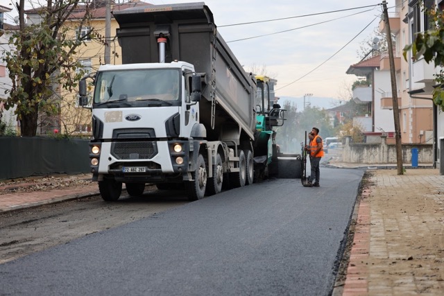 Hendek’in dört bir yanında sıcak asfalt çalışmaları tam gaz