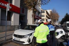 Otomobil ve trafik ekipleri, kaza sonrası inceleme yapıyor.