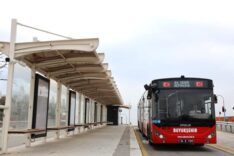 Modern şehir otobüs durağı ve toplu taşıma noktası.