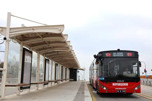 Modern şehir otobüs durağı ve toplu taşıma noktası.