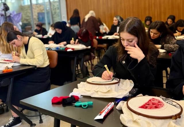 El işleri ve hobi atölyeleri, kurslar ve etkinlikler. Yaratıcılığı geliştiren eğitimler.