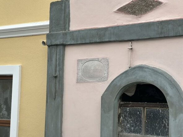 Yapısal detaylar ve bina özellikleri, basın merkezi odaklı profesyonel tasarım.