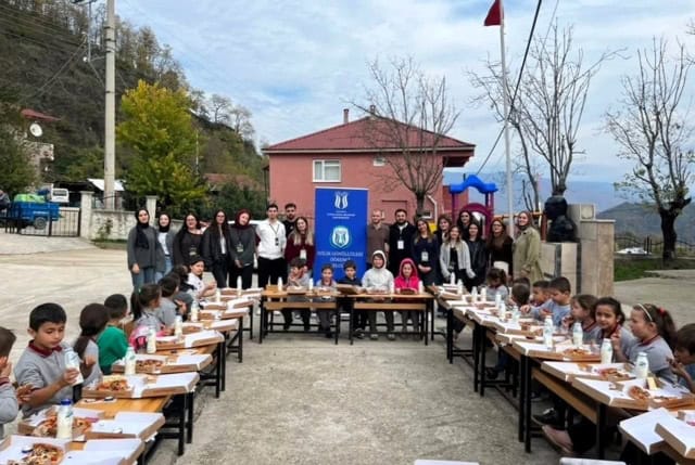 Optimize edilmis çocuk etkinliği ve topluluk fotoğrafı, basın merkezi, eğitim, faaliyet, çocuklar, okul, çocuk geliştirme.