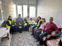 Alt metin: Hasta yakınları ve sağlık personeli ev ortamında destek ve dayanışma sağlıyor.