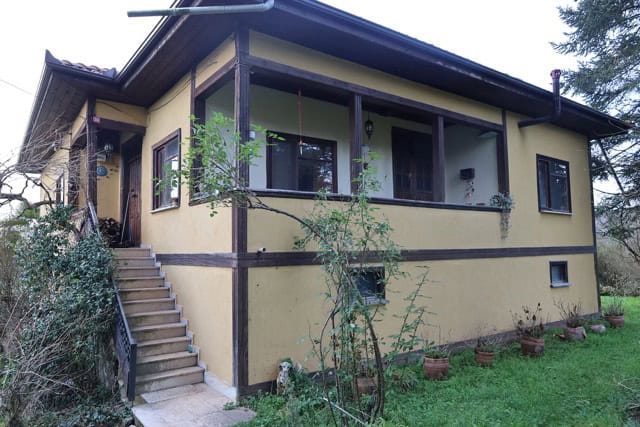 Yapı ve bahçe dış mekân detayları, yeşil alan ve doğal görünüm öne çıkıyor.