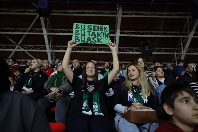 Takım tutan fanatikler, maçta destek gösterisi.