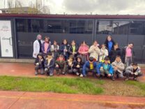 Basin Merkezi önünde çocuklar ve öğretmenler, dış mekan grup etkinliği.