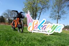 Sakarya yazısı ve bisiklet ile yeşil park alanı.