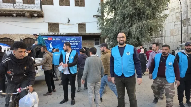 Sakarya Büyükşehir Belediyesi, Şam’da Ramazan Ayında Binlerce Kişiye Sıcak İftar Desteği Sunuyor