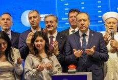 Otomatik taslak ile basın merkezinde önemli kişiler ve çocuklar bir arada.