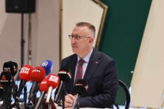 Basın Merkezi temsilcisi, çeşitli medya kuruluşlarının sorularını yanıtlıyor.