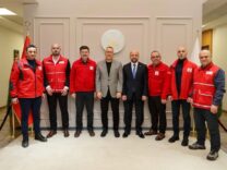 Kıyafet bağış kutuları ile dayanışma örneği sergileniyor.