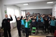 Afetlere karşı bilinçli nesiller yetiştiren çocuklar ve eğitmenler, güvenli yaşam için farkındalık o.