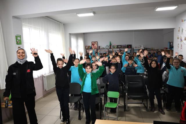 Afetlere karşı bilinçli nesiller yetiştiren çocuklar ve eğitmenler, güvenli yaşam için farkındalık o.