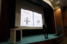 Otomatik taslak sunumu, basın merkezinde düzenlenen etkinlikte gösteriliyor.