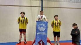 Sakarya belediye sporcuları büyük başarı elde etti, madalya ve kupa kazanarak spor merkezinde gurur.