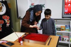 Sakarya Büyükşehir Belediyesi'nden Öğrencilerle Milli Marş ve Ebru Sanatı Etkinliği