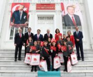 Sakarya’da 23 Nisan’da Çocuklar Valilik Makamında Temsili Olarak Ağırladı