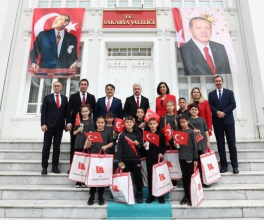 Sakarya’da 23 Nisan’da Çocuklar Valilik Makamında Temsili Olarak Ağırladı