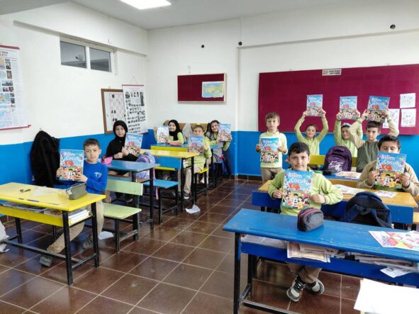 Sakarya’da Bilim Tohumları Projesiyle Öğrencilere Nisan Ayı Bilim Çocuk Dergisi Ulaştırıldı