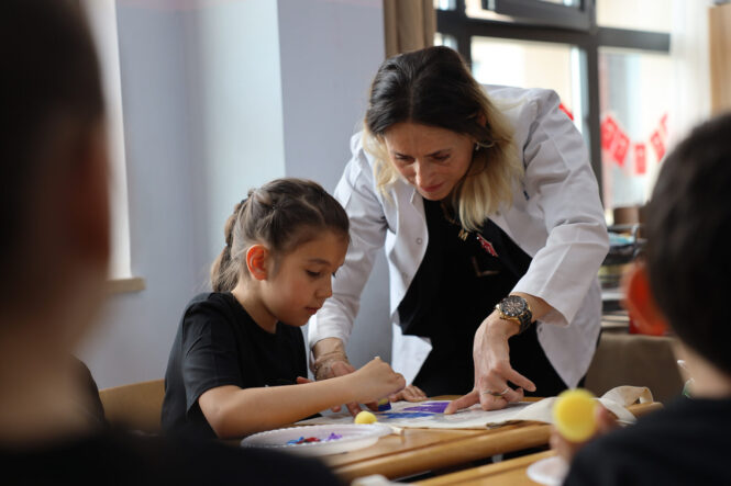 Sakarya'da 23 Nisan’da Çocuklara SAMEK Rehberliğinde Sanat Atölyesi Düzenlendi