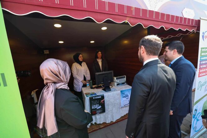 Sakarya Atatürk Bulvarı’nda Sağlık Sokağı Hizmete Sunuldu: Vatandaşlara Geniş Kapsamlı Danışmanlık ve Tetkik İmkanı