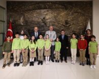 Serdivan’da 23 Nisan Ulusal Egemenlik ve Çocuk Bayramı’nda Makam Koltuğu Çocuklara Teslim Edildi