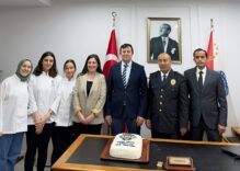 Sapanca’da Polis Haftası’nda Öğrencilerden Emniyet Müdürlüğüne Anlamlı Ziyaret ve Pasta İkramı