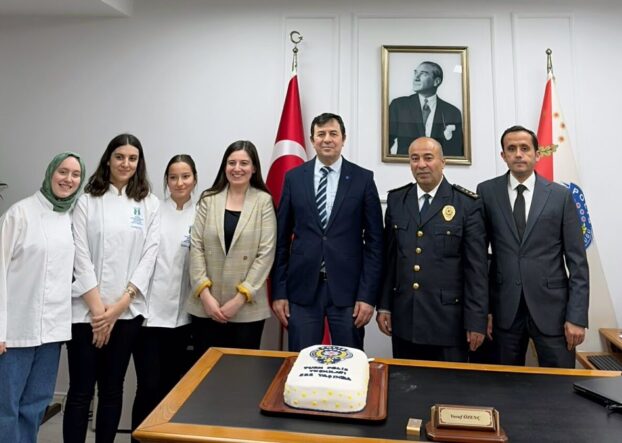 Sapanca’da Polis Haftası’nda Öğrencilerden Emniyet Müdürlüğüne Anlamlı Ziyaret ve Pasta İkramı