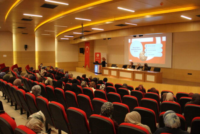 Sakarya Üniversitesi'nde Diyanet’te Kadınların Mesleki Fırsatları Panelde Değerlendirildi